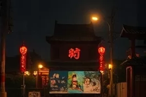 《七月雪线》封面：山脊上未化的残雪与云影
