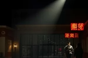 《低空飞行》封面：掠过屋顶的低空滑翔伞