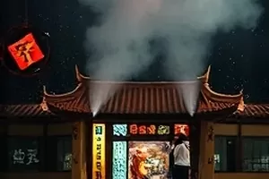 《南纬三十度》封面：正午铁皮屋顶上的热浪