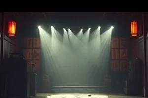 《玻璃温室》封面：雾气爬满的玻璃墙与绿植